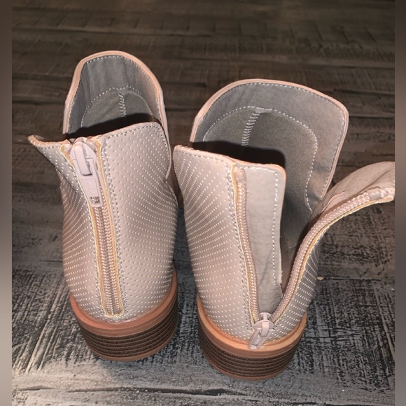 Women's Taupe Side Cut Ankle Back Zipper Boots, Size 7, EUC - Picture 6 of 7